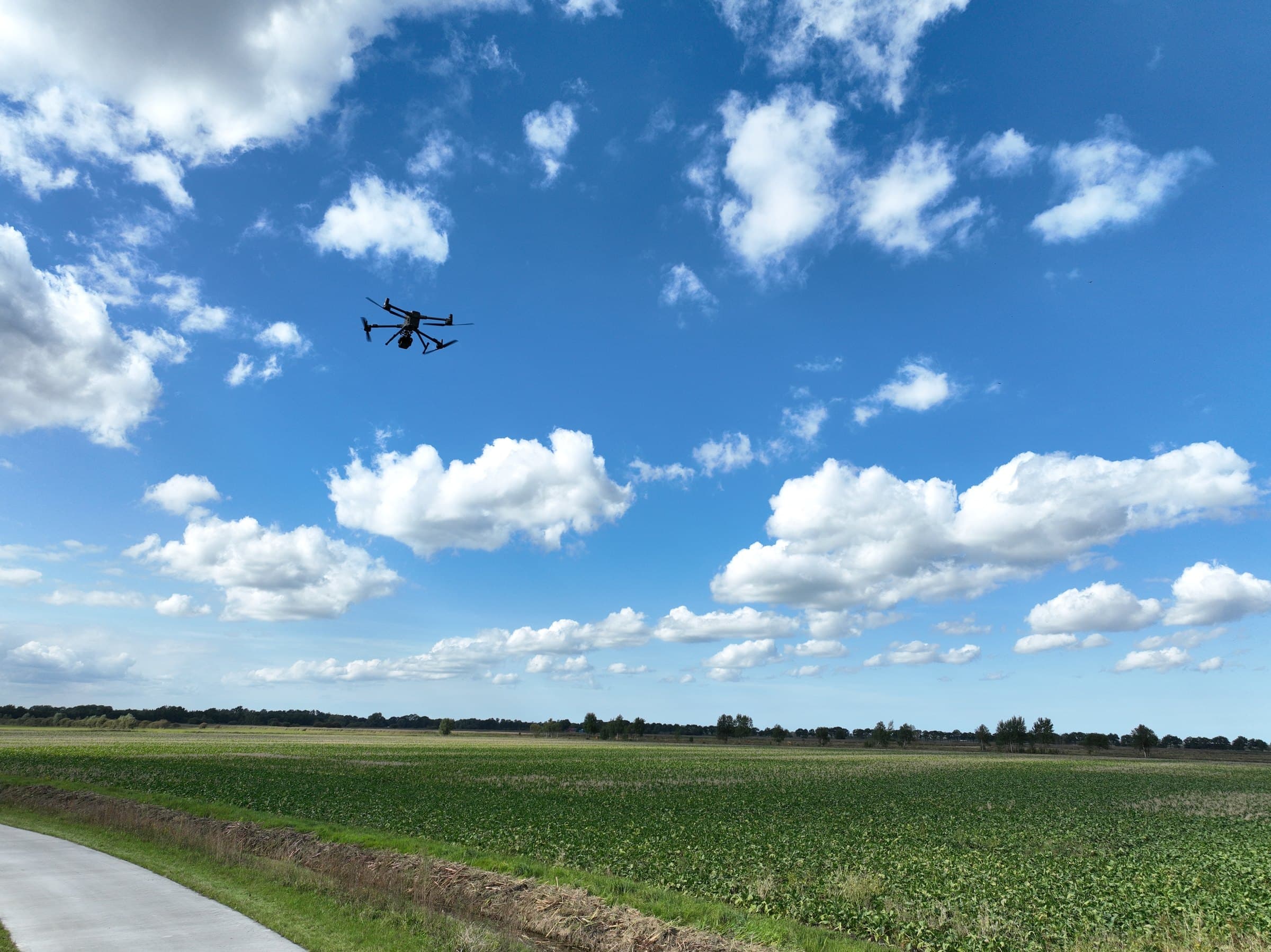 Skywold-drone in de lucht boven een perceel, onder een Hollandse wolkenlucht